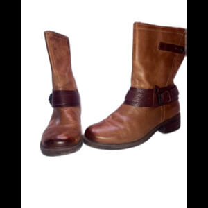 NEW- Crown Vintage short brown boot with buckle
